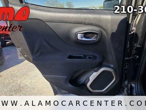 Used 2017 Jeep Renegade Latitude w/ Advanced Technology Group image 34