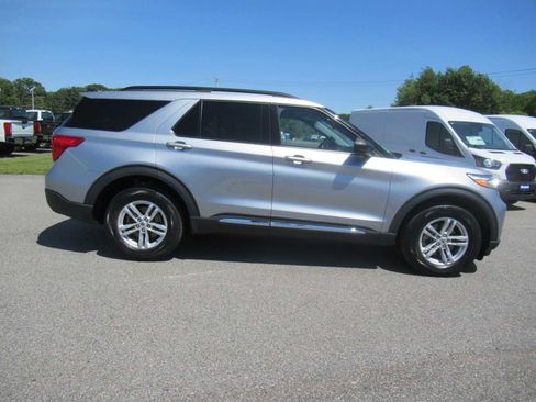 Used 2023 Ford Explorer XLT w/ Equipment Group 202A AWD/4WD image 4