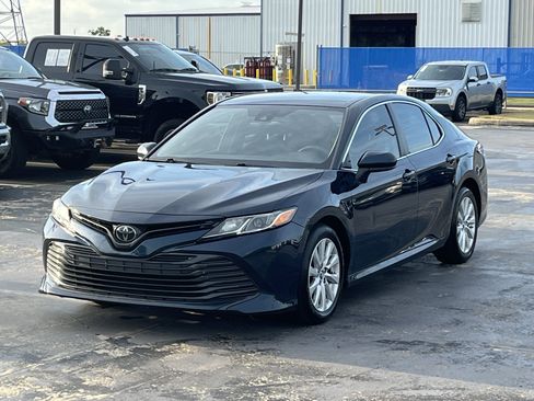 Used 2019 Toyota Camry LE FWD image 3