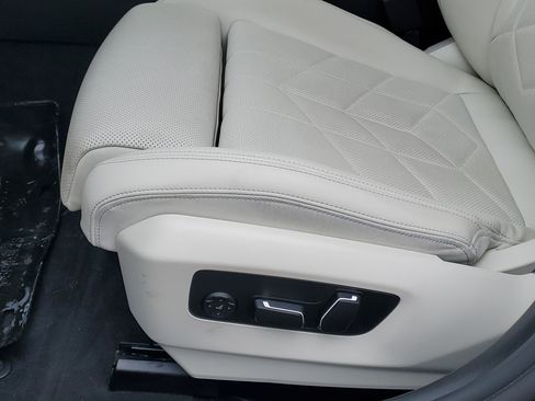 Used 2025 BMW 530i xDrive w/ M Sport Package image 9