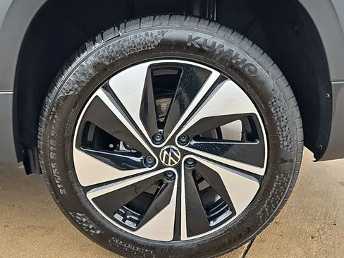 Used 2025 Volkswagen Taos SE AWD/4WD image 9