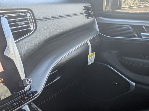 Used 2025 Jeep Wagoneer Series II image 24