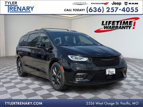 Used 2025 Chrysler Pacifica Limited FWD image 1