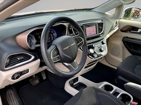 Used 2022 Chrysler Voyager LX FWD image 17