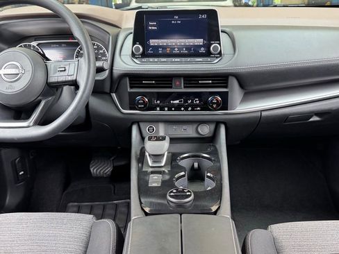 Used 2023 Nissan Rogue SV image 3