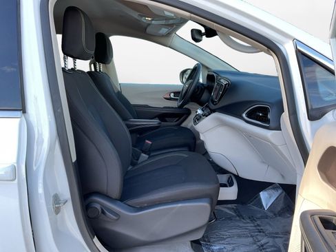 Used 2023 Chrysler Voyager LX image 15