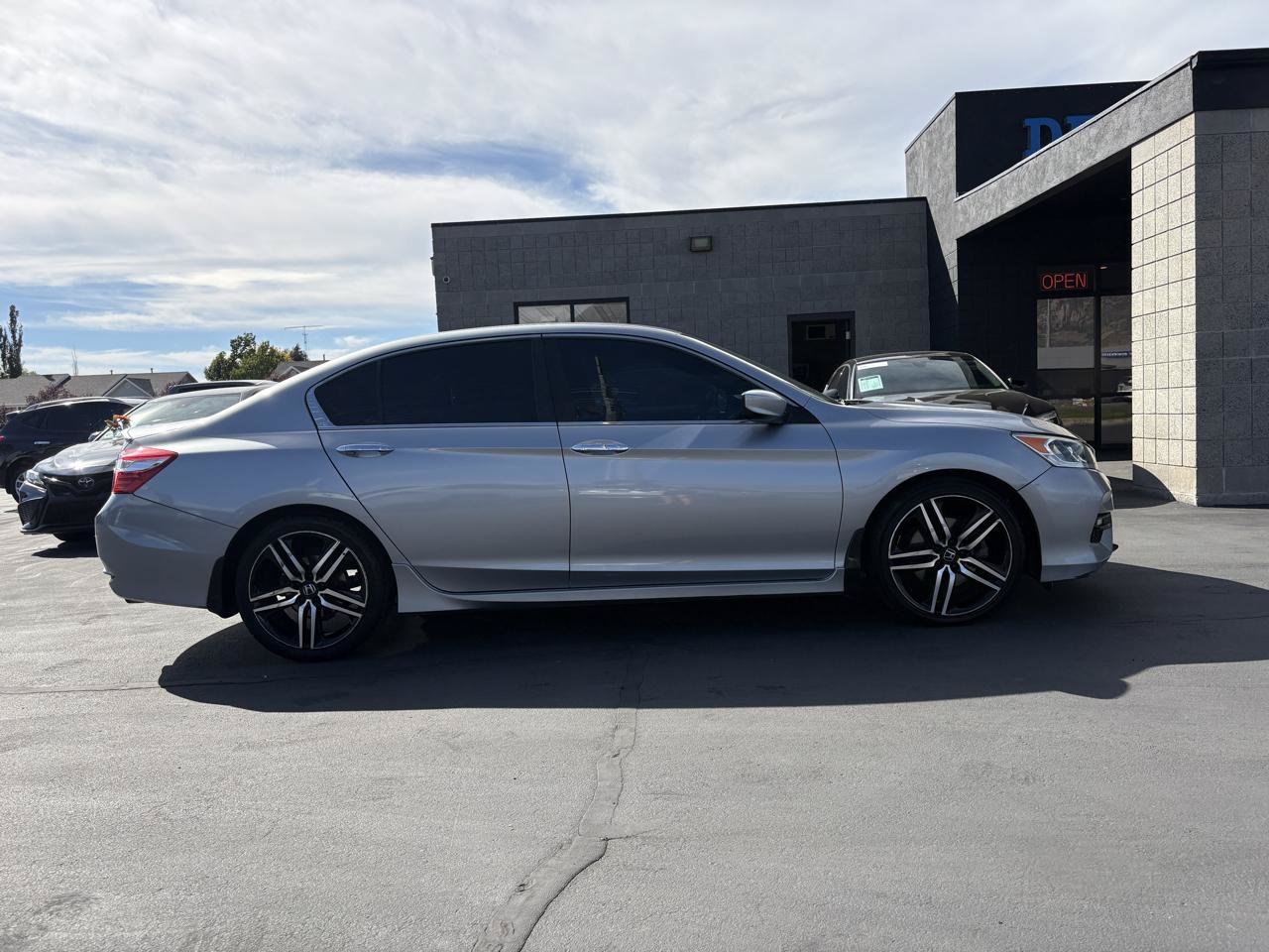 Used 2017 Honda Accord Sport image 4