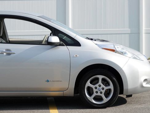 Used 2011 Nissan Leaf SL FWD image 29