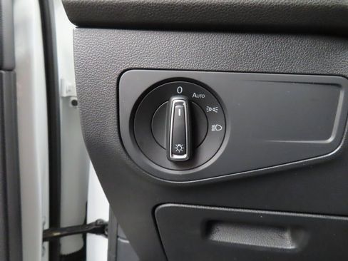 Used 2019 Volkswagen Tiguan SE image 39