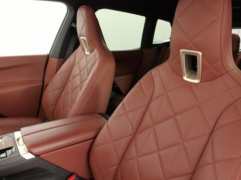 Used 2023 BMW iX xDrive50 w/ Premium Package image 32