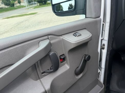 Used 2018 Chevrolet Express 2500 RWD image 9