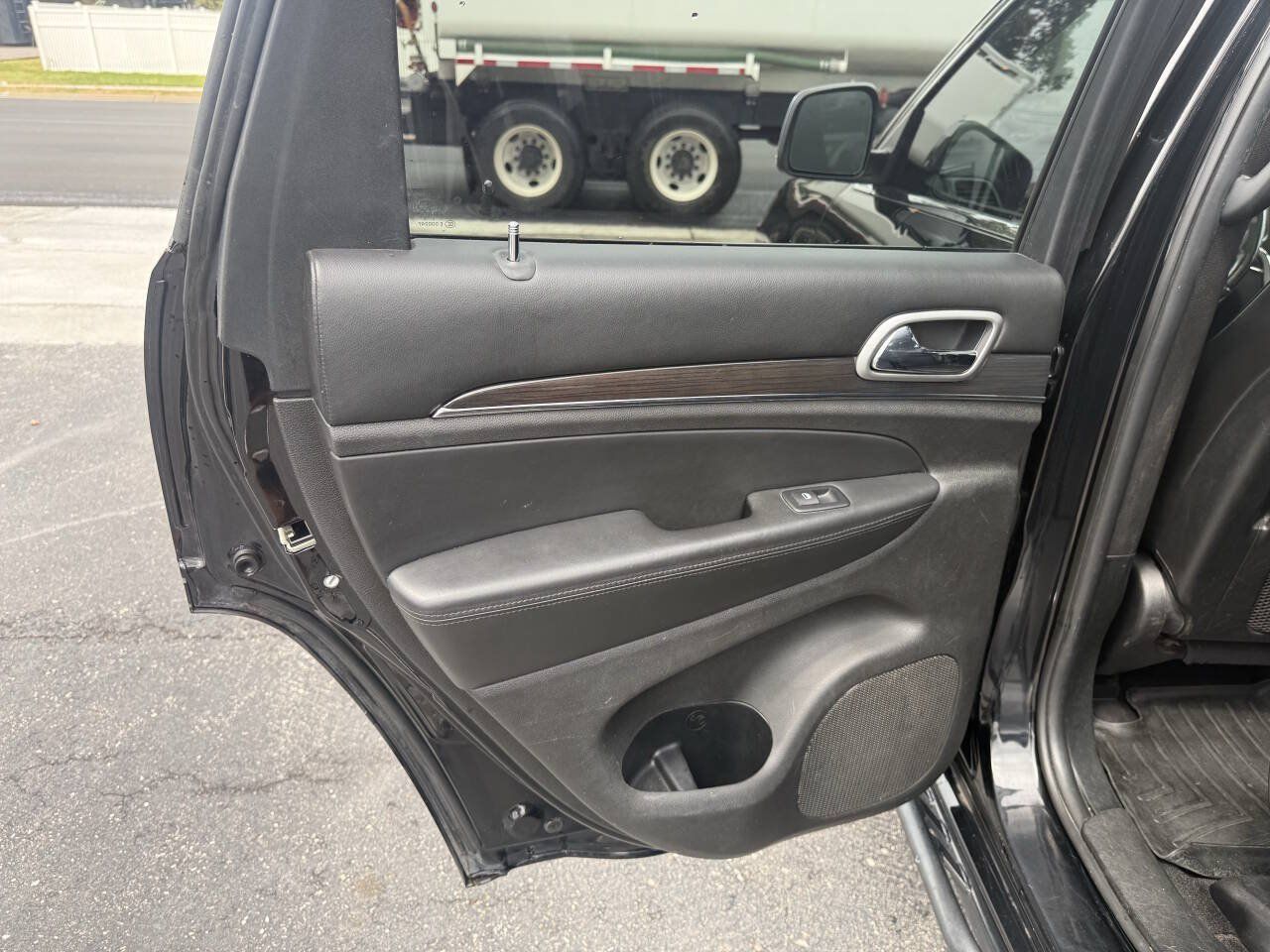 Used 2018 Jeep Grand Cherokee Overland AWD/4WD image 15