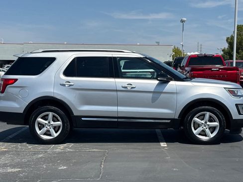 Used 2017 Ford Explorer XLT w/ Equipment Group 202A AWD/4WD image 6