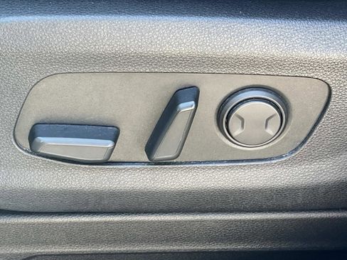 Used 2023 Kia Carnival LX FWD image 25