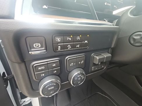 New 2026 Chevrolet Suburban High Country image 30