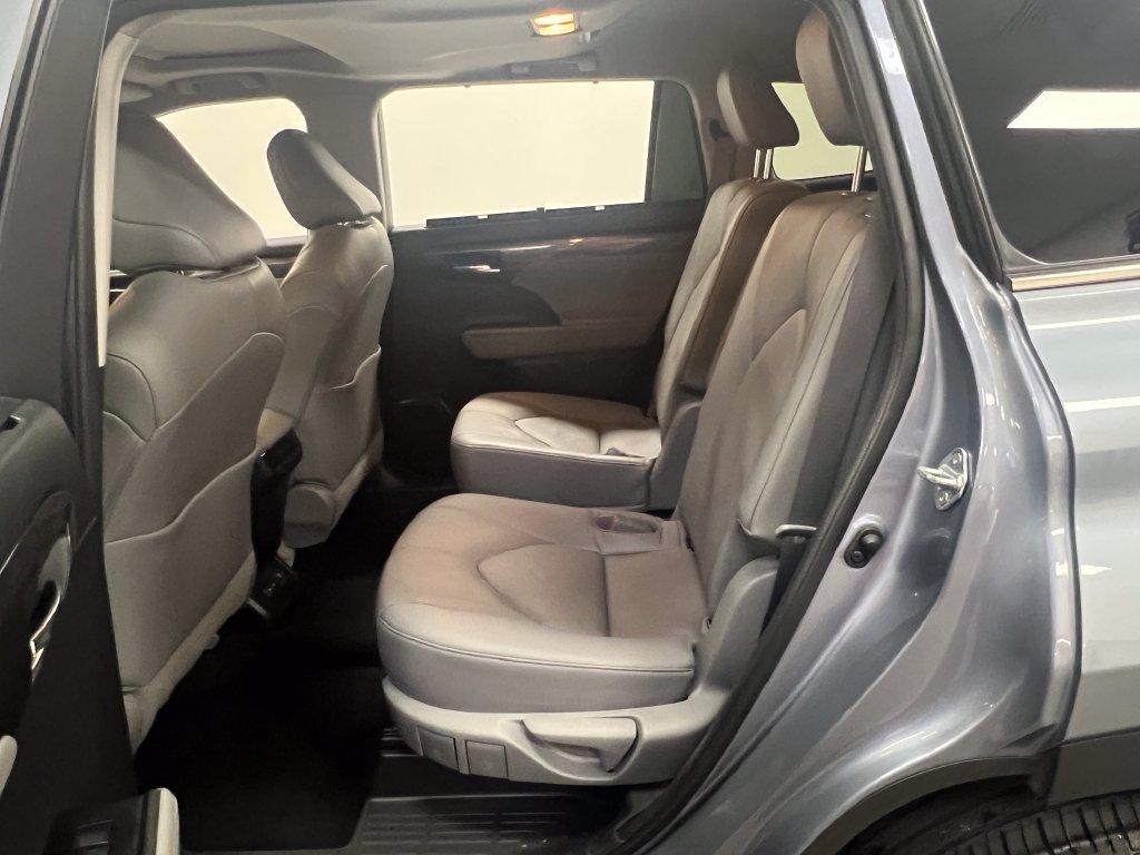 Used 2022 Toyota Highlander Limited FWD image 25