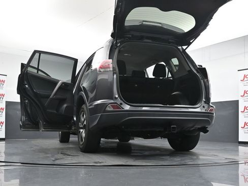 Used 2018 Toyota RAV4 LE FWD image 30