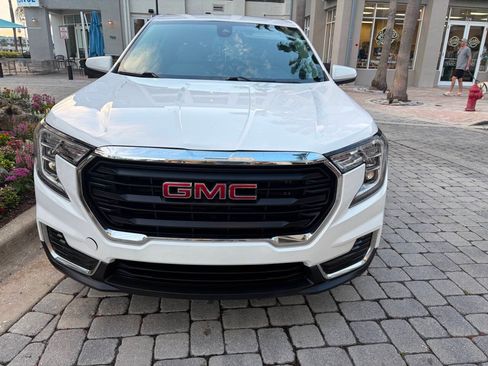 Used 2022 GMC Terrain SLE FWD image 2