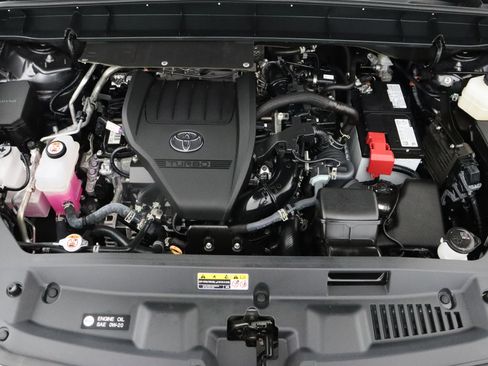 Used 2025 Toyota Highlander LE image 40