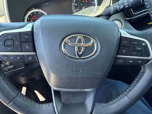 Used 2023 Toyota Highlander XLE FWD image 23
