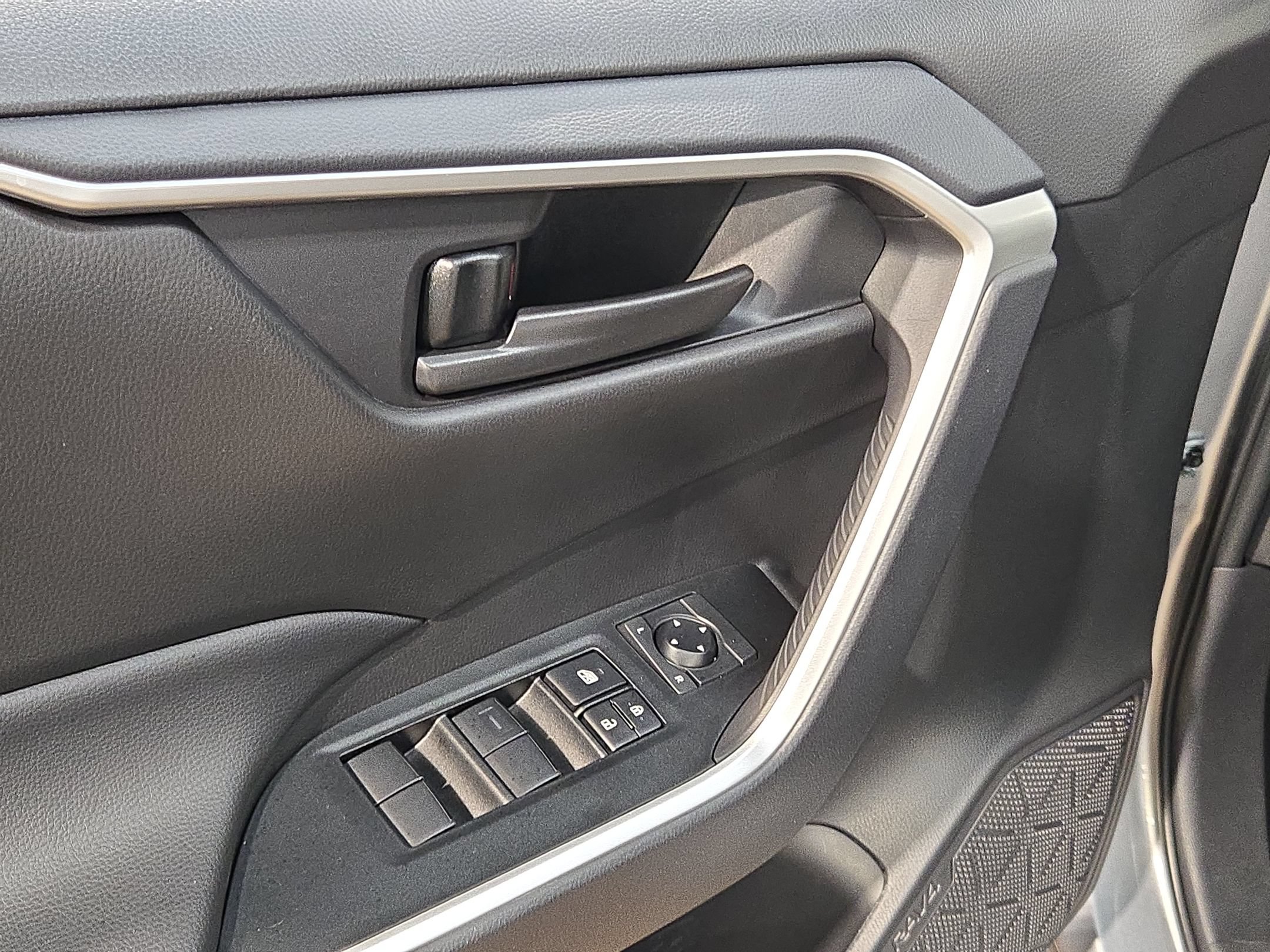 Certified 2025 Toyota RAV4 LE FWD image 21