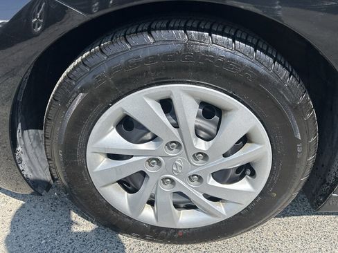 Used 2019 Hyundai Elantra SE FWD image 8