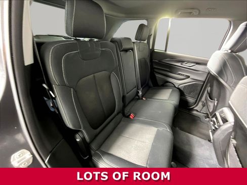 Used 2023 Jeep Grand Cherokee Laredo AWD/4WD image 25