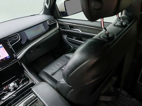 Used 2022 Jeep Wagoneer Series III AWD/4WD image 32