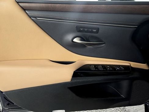 Certified 2022 Lexus ES 300h w/ Premium Package image 15