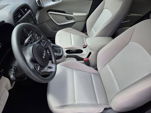 Used 2025 Kia Soul LX w/ LX Technology Package image 18