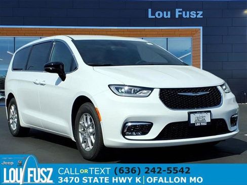 New 2026 Chrysler Pacifica Select image 1