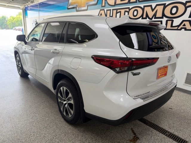 Used 2023 Toyota Highlander XLE AWD/4WD image 7
