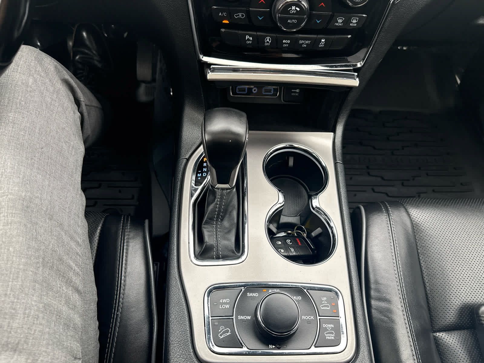 Used 2020 Jeep Grand Cherokee Overland AWD/4WD image 24