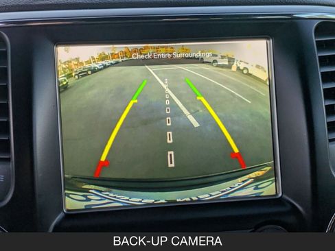 Used 2018 Jeep Grand Cherokee Laredo image 19