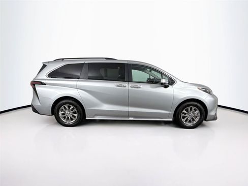 Certified 2025 Toyota Sienna XLE FWD image 11