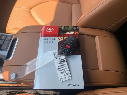 Used 2025 Toyota Highlander Platinum AWD/4WD image 9