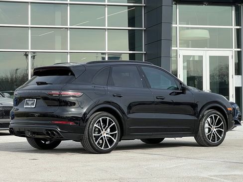 Used 2021 Porsche Cayenne Turbo image 9