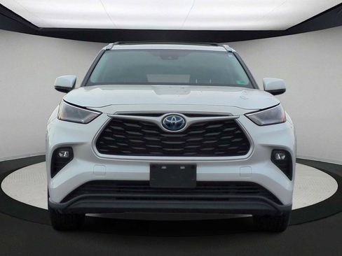 Used 2022 Toyota Highlander XLE image 3