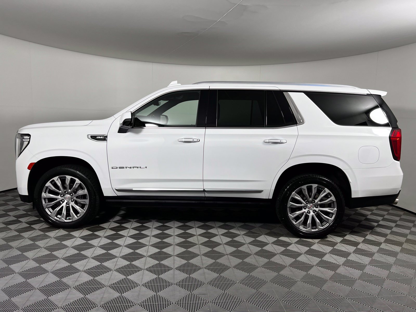 Used 2021 GMC Yukon Denali w/ Denali Premium Package AWD/4WD image 8