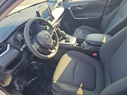 Used 2021 Toyota RAV4 XLE w/ Convenience Package FWD image 17