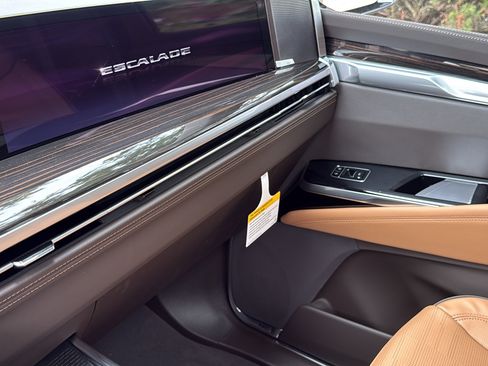New 2026 Cadillac Escalade Luxury w/ LPO, Radiant Package AWD/4WD image 25