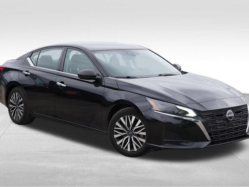 Used 2024 Nissan Altima 2.5 SV FWD image 1