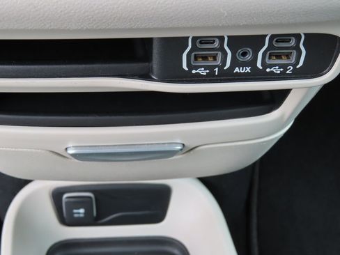 Certified 2024 Chrysler Pacifica Touring-L FWD image 8