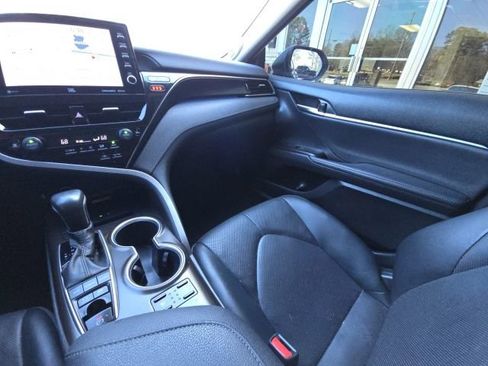 Used 2022 Toyota Camry XLE w/ Navigation Upgrade Package image 24