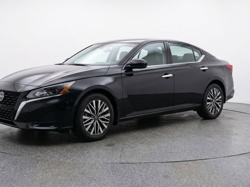 Used 2025 Nissan Altima 2.5 SV FWD image 3
