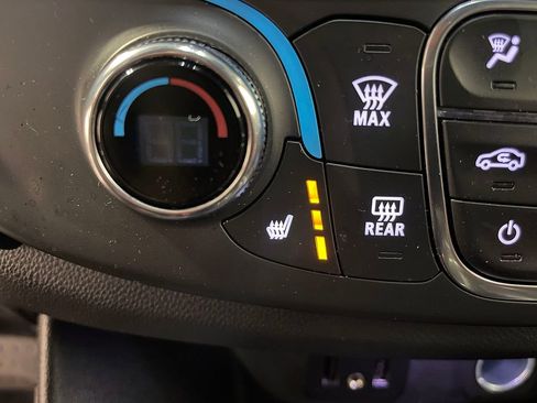 Used 2023 Chevrolet Traverse LT image 37