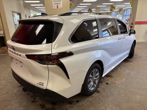 Used 2023 Toyota Sienna XLE AWD/4WD image 11