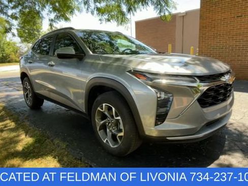 Used 2024 Chevrolet Trax LT w/ Driver Confidence Package FWD image 2