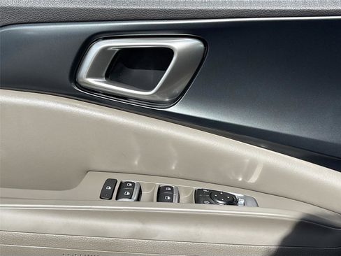 Used 2025 Kia Carnival FWD image 18