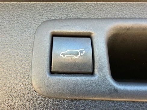 Used 2020 Toyota Highlander XLE AWD/4WD image 24